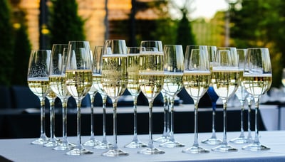 Champagneglas och bubblor vid ett elegant event Champagneglas och bubblor vid ett elegant event