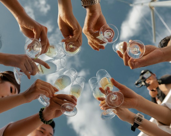 champagne thursday om oss